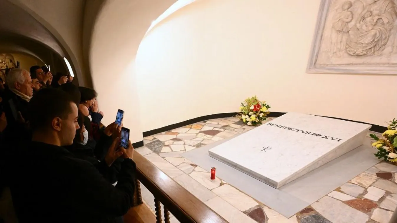 Már látogatható XVI. Benedek pápa sírja a Szent Péter-bazilikában