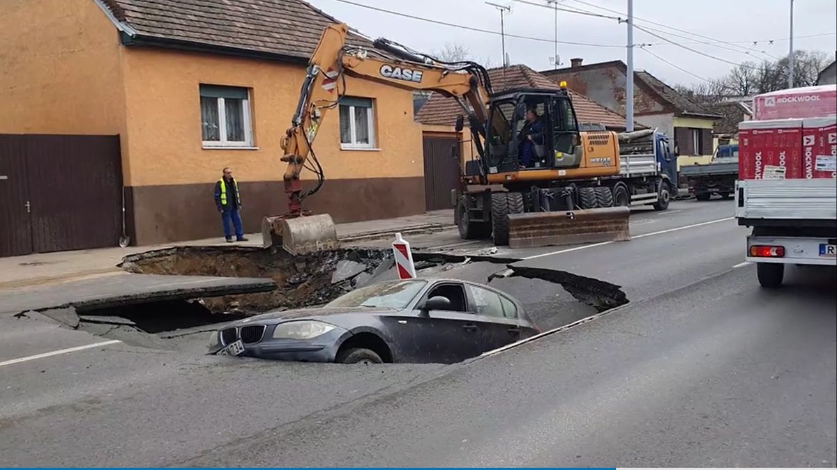 Megnyílt a föld Debrecenben, egy autót is elnyelt magába - Brutális videó!