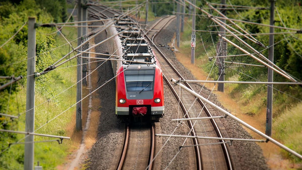 Borzalmas sérülés, áramütés ért két gyereket az egri pályaudvaron