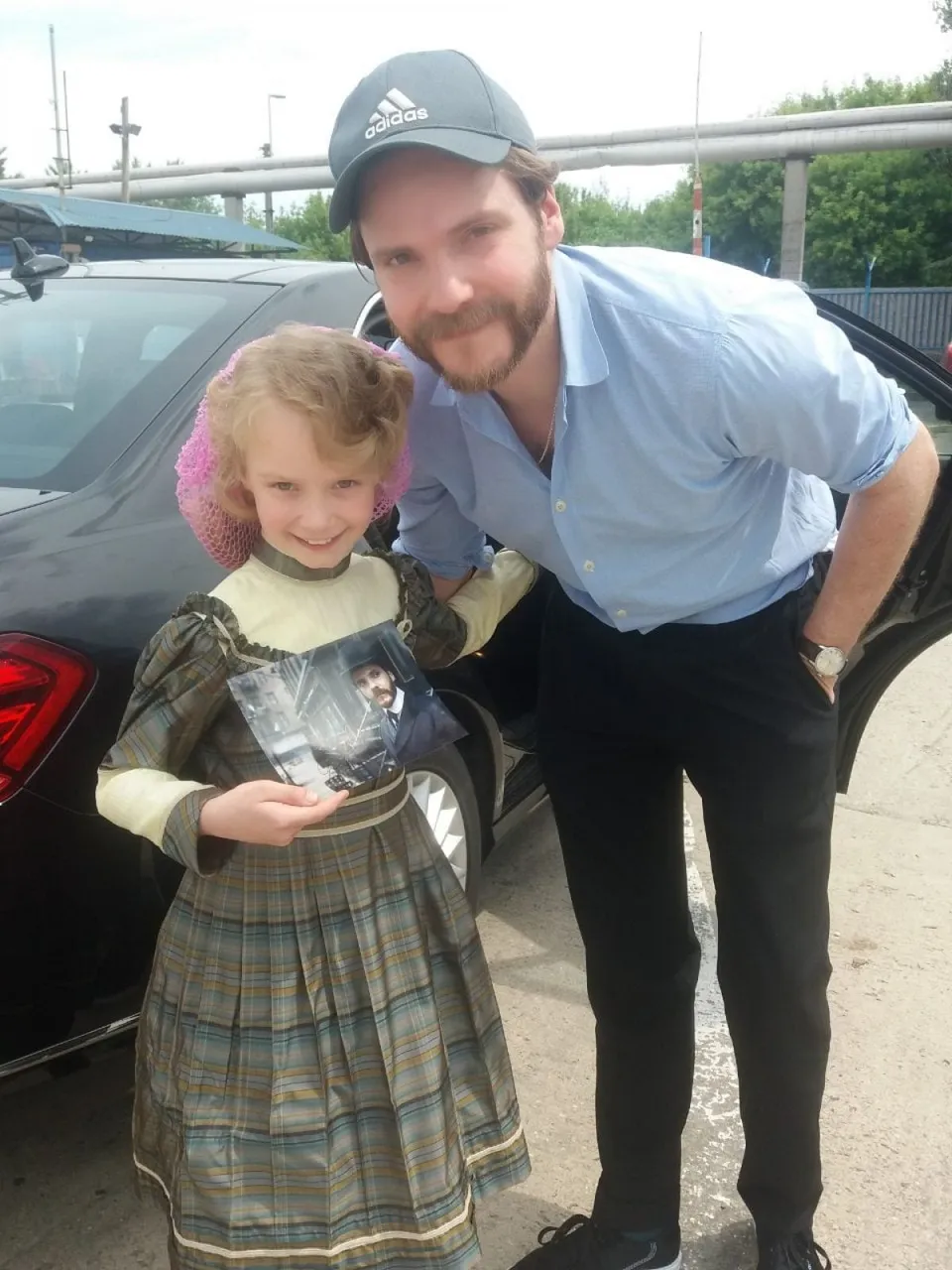 Balla Riana Emma és Daniel Brühl közös munkájuk során.