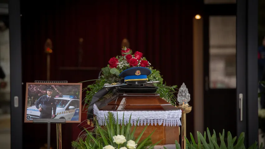 A megkéselt rendőr temetése