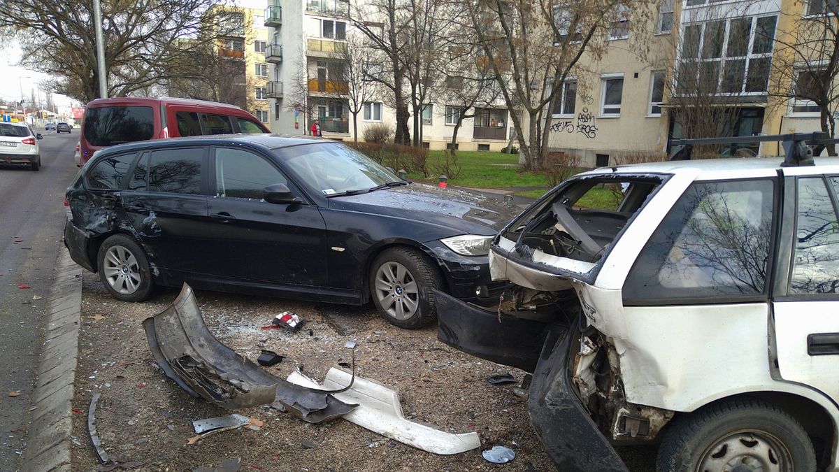 Sokkoló helyszíni fotók: autós üldözés volt a X. kerületben, egy kisgyermek is veszélybe került