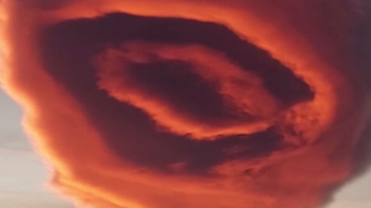 Hihetetlen felvétel: Hatalmas ufó jelent meg az égen