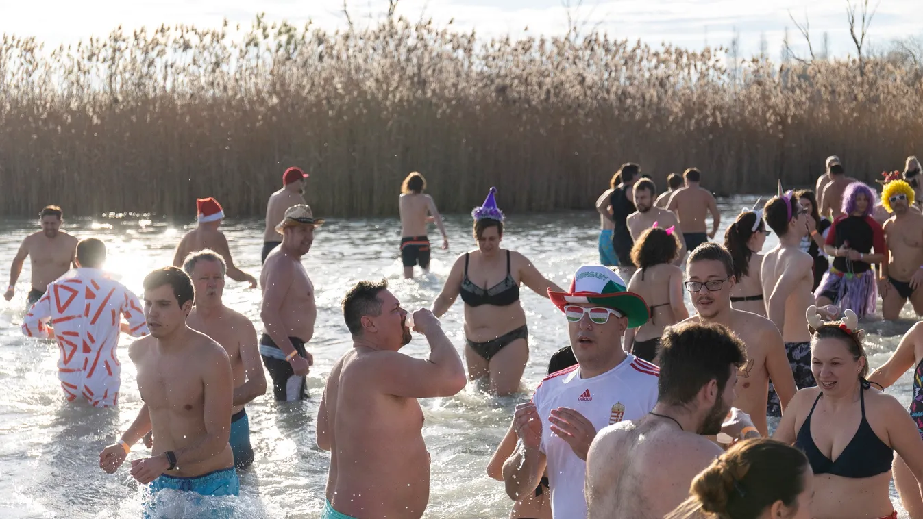 Több mint százan fürdőztek az év utolsó napján a Balatonban