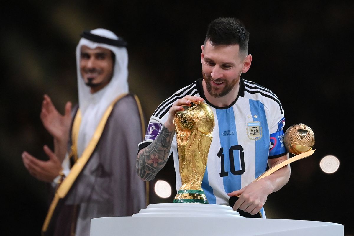 A katari emír (Messi mögött) valószínűleg nem szívesen hallaná a kritikákat