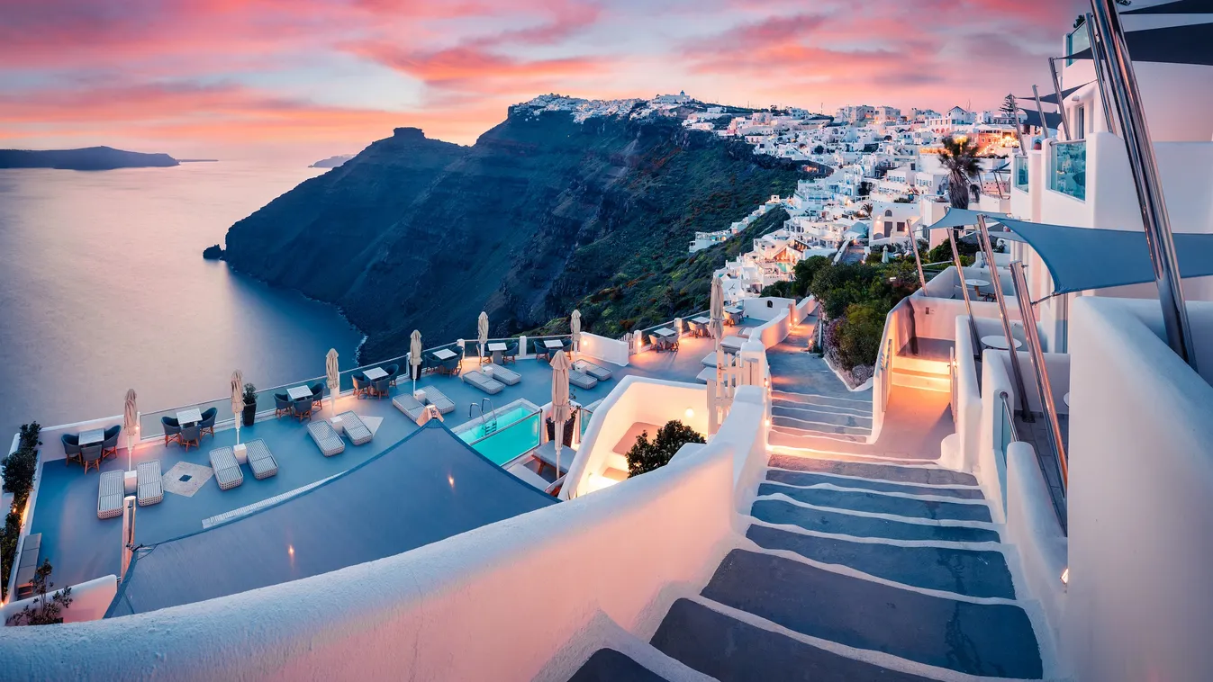 Santorini fővárosa tömegeket vonz, de továbbra is elragadó!