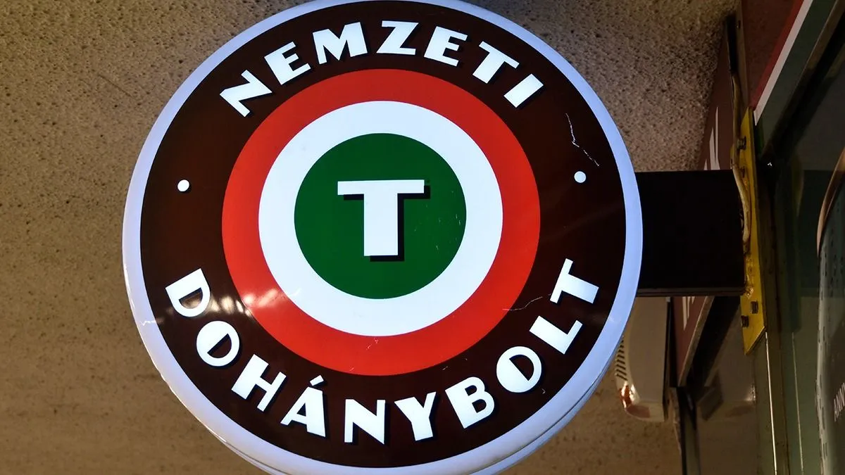 Dohánybolthoz vonult ki a rendőrség: őrjöngő férfit kellett lefogni