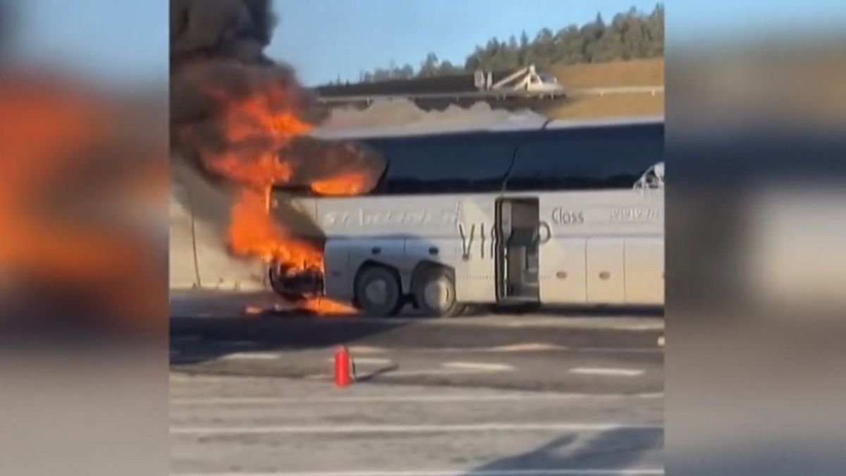 Kigyulladt egy utasokkal teli magyar turistabusz – Videó