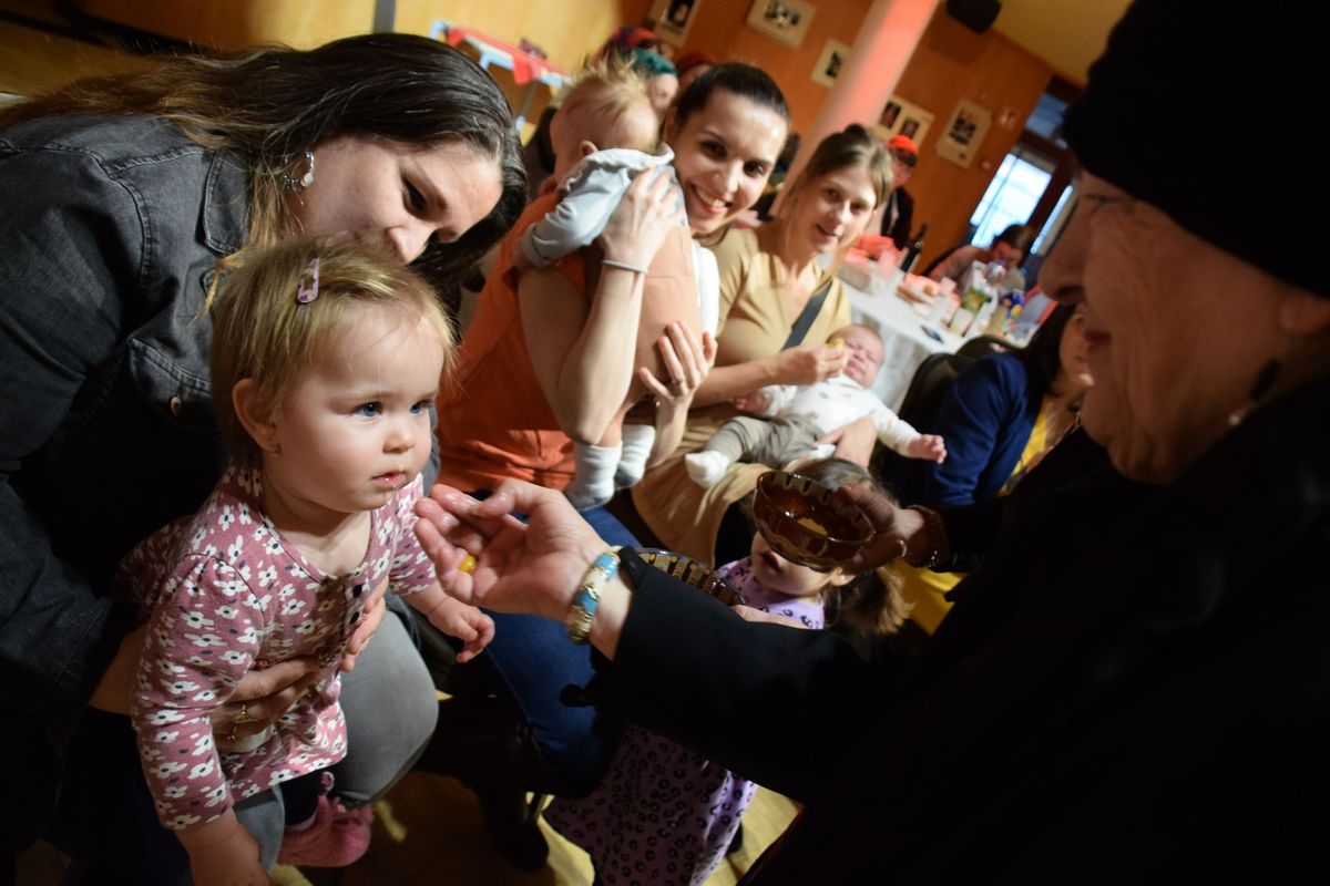 Sebestyén Katja kislányát megáldotta a bolgár bába