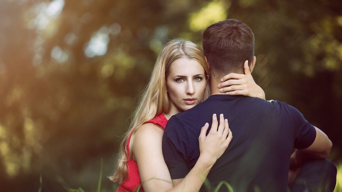 Honnan tudjuk, hogy a párunk ellenőriz bennünket?