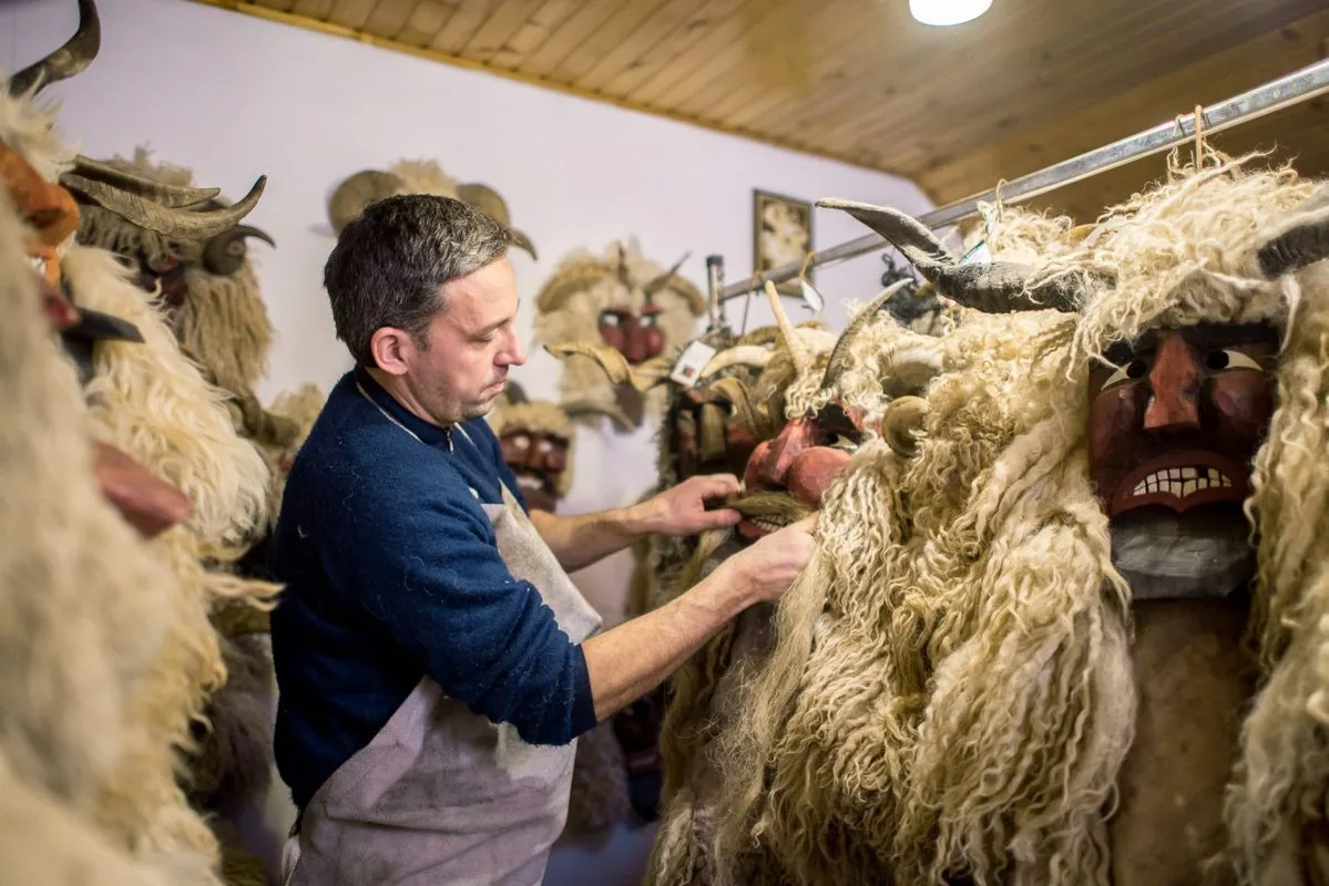Baráth Gábor fafaragó busómaszkokkal
