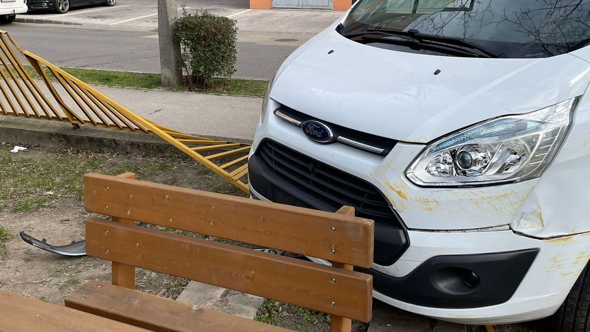 Fotón a borzalmas baleset: Kisteherautó hajtott bele a fehérvári óvodába