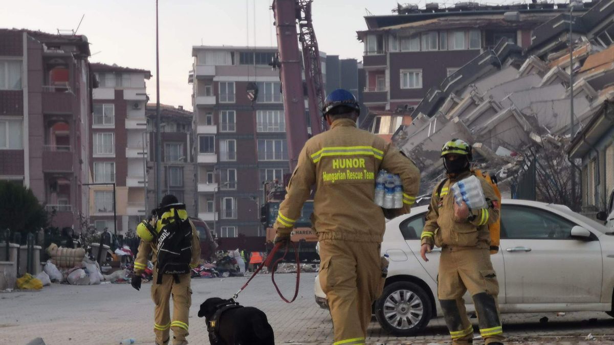 Hazaérkezett a Hunor mentőcsapat, 17 embert mentettek meg a magyar hősök Törökországban