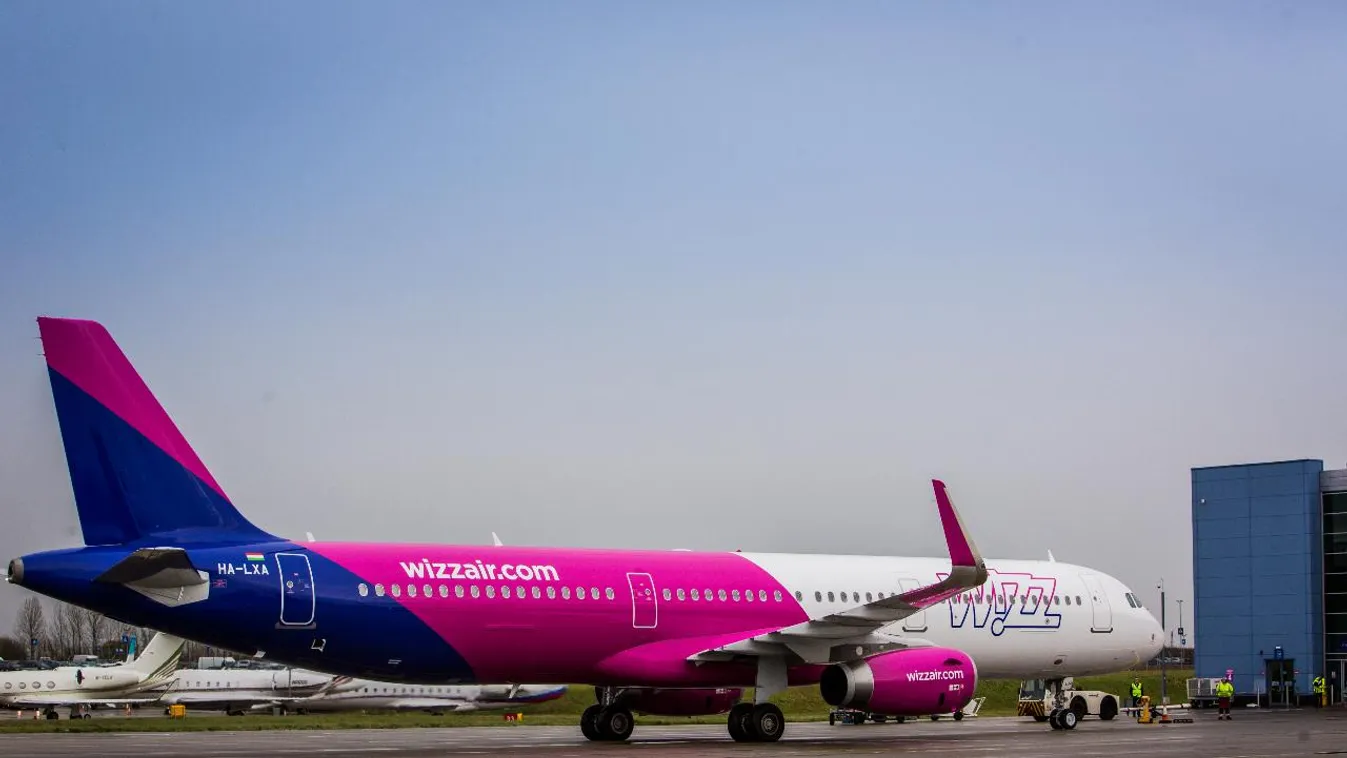 Három utas fenyegette a légiutas-kísérőket a Wizz Air budapesti járatán