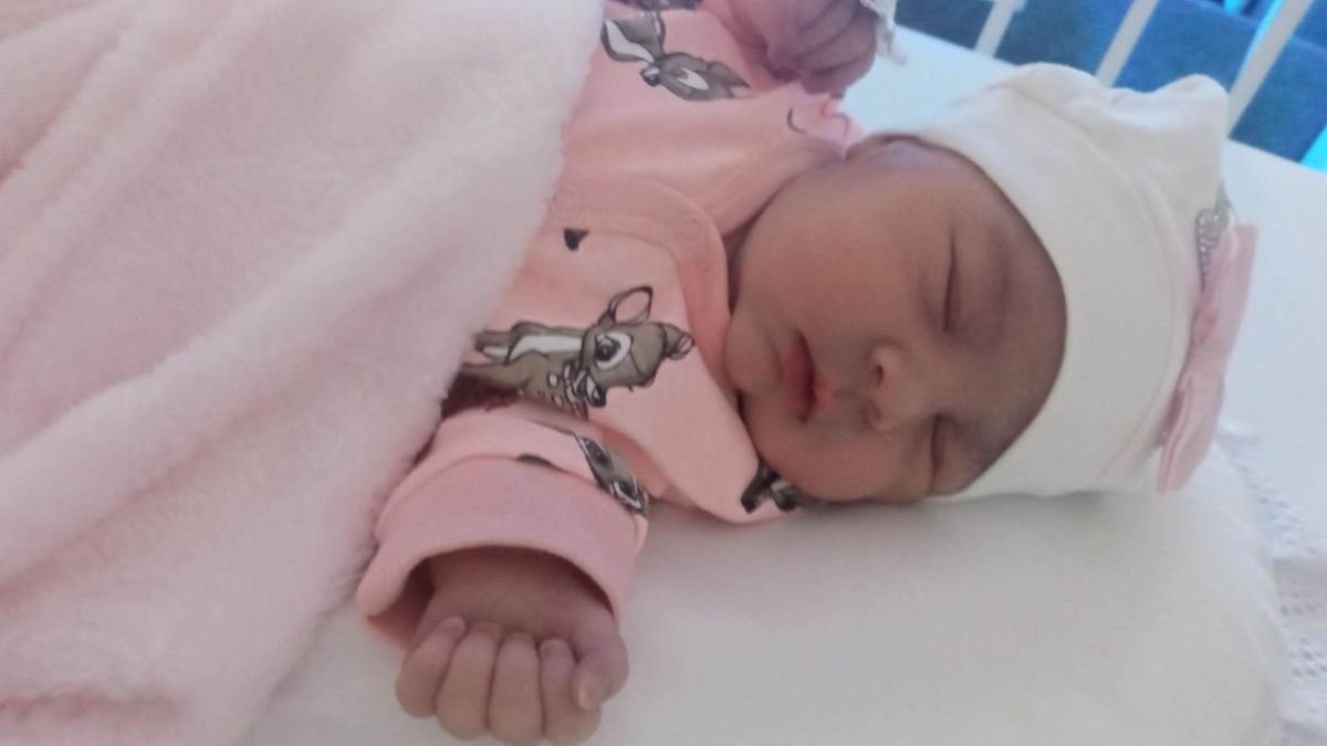 Itt a kisbaba, aki a kórház udvarán született – Gyönyörű kislány!