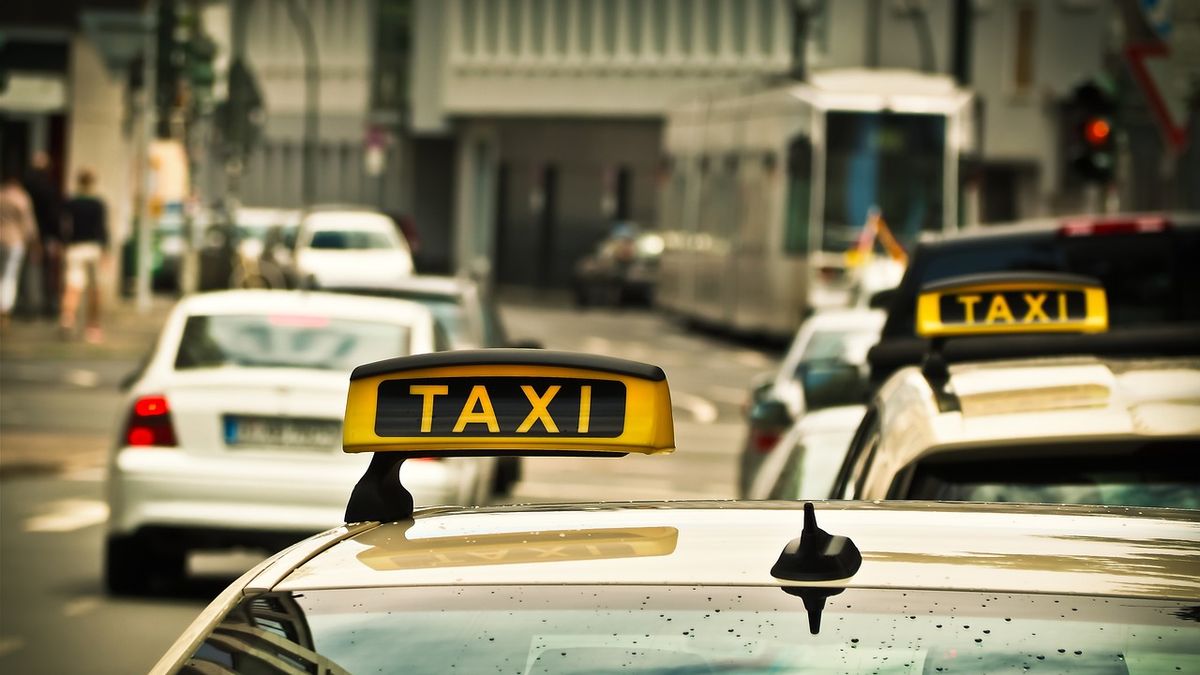 Halálos baleset: összeütközött egy taxis és egy motoros a Soroksári úton