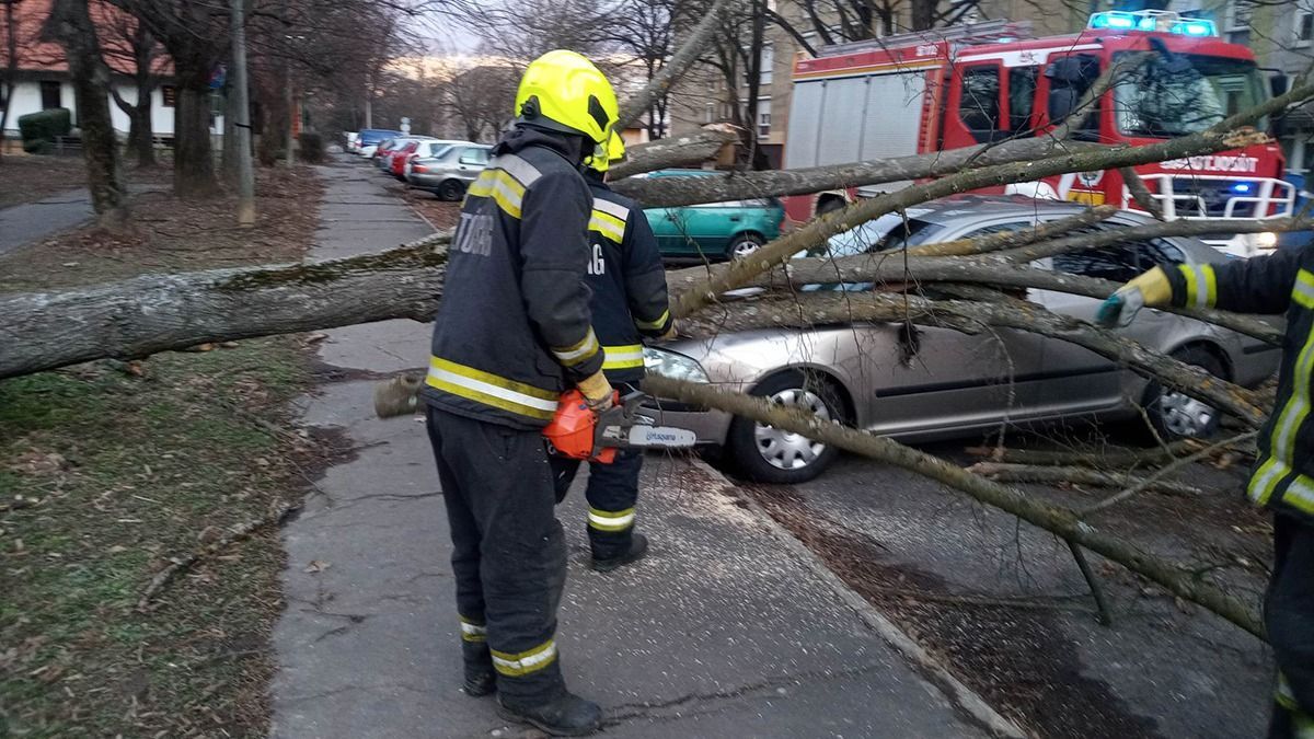 Fontos figyelmeztetést adott ki a Katasztrófavédelem a viharos idő kapcsán – videó