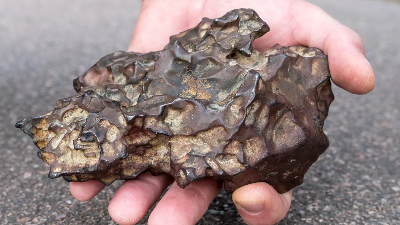 Kiállítás nyílik, ahol kézbe is vehetjük az űrből jövő meteorit darabokat
