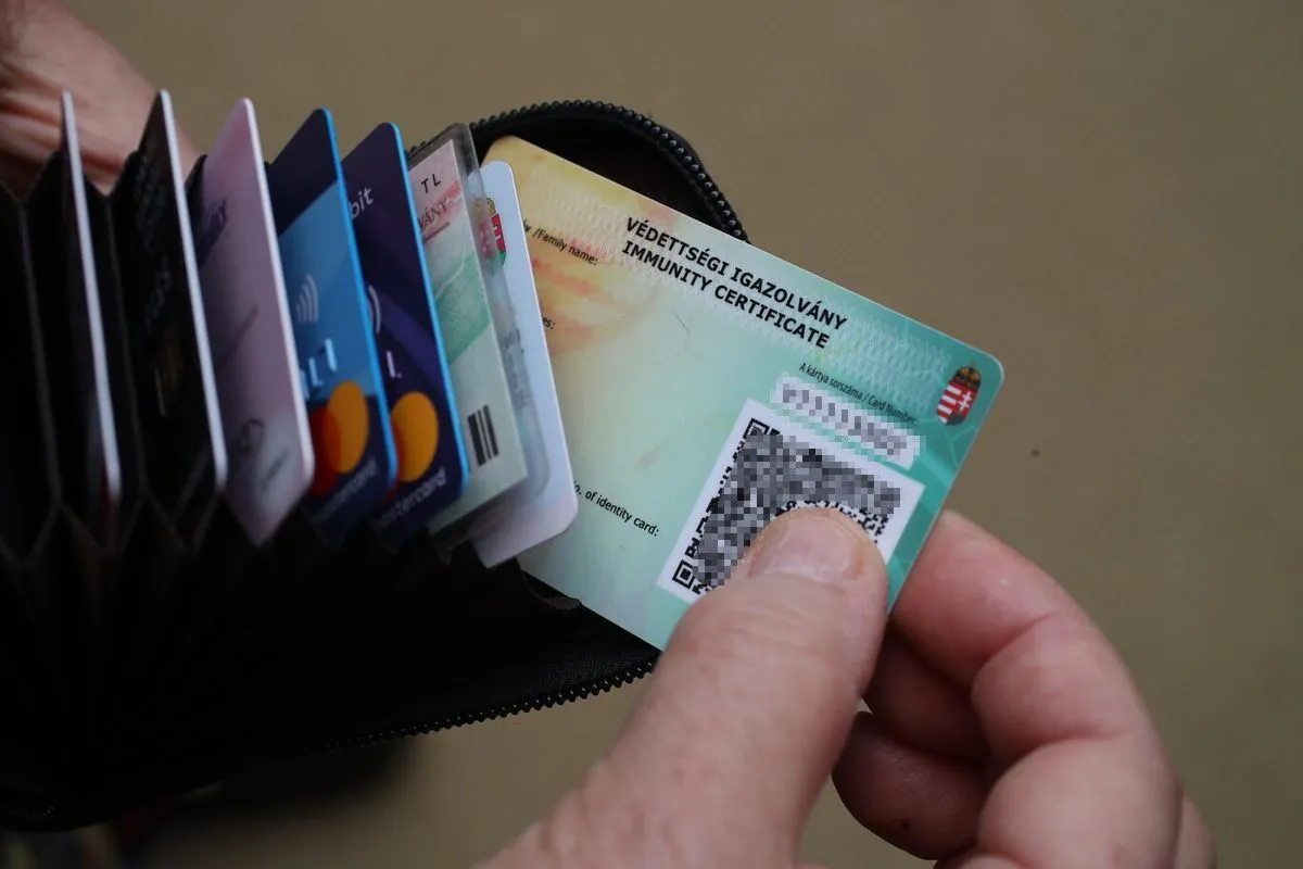 védettségi igazolvány, koronavírus elleni oltási igazolvány, fotó: Magyar Nemzet