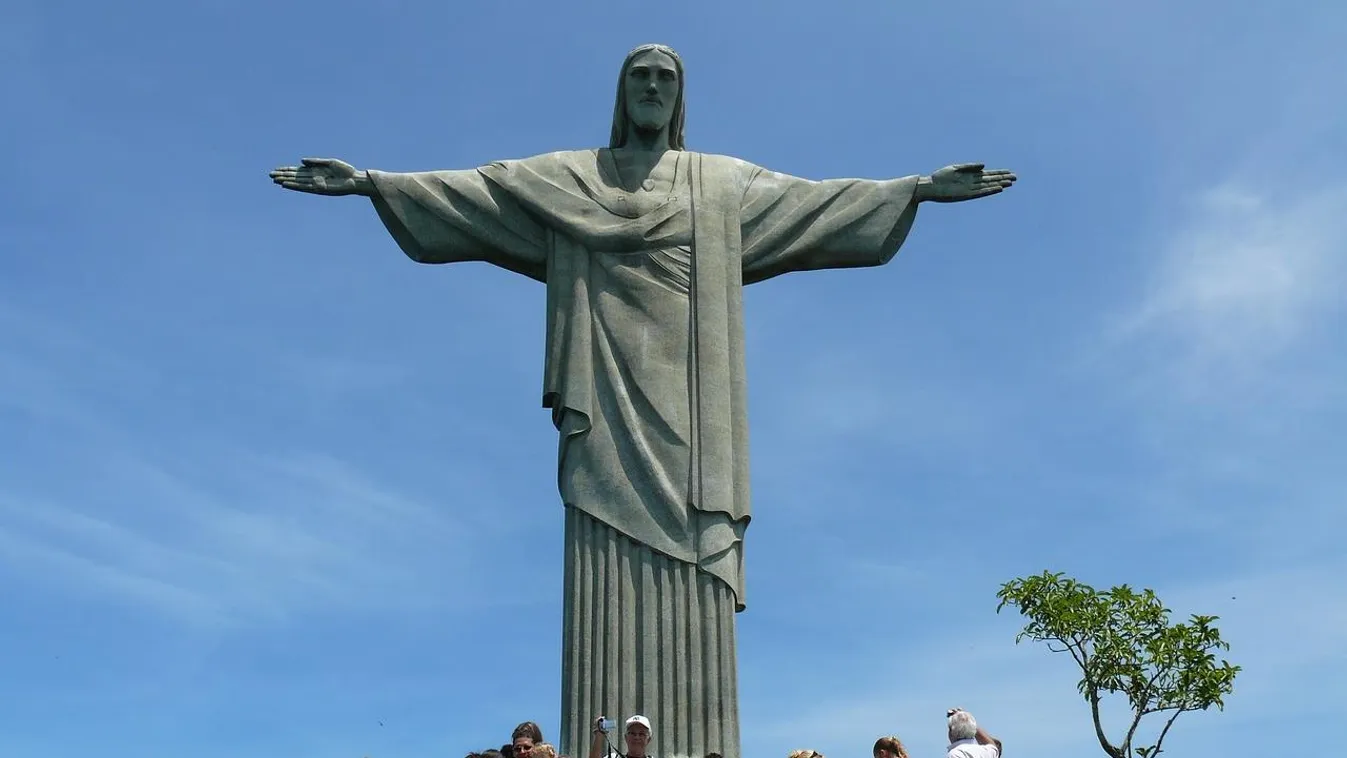 Lélegzetelállító felvétel, ahogy a villám belecsap Rio híres Krisztus szobrába