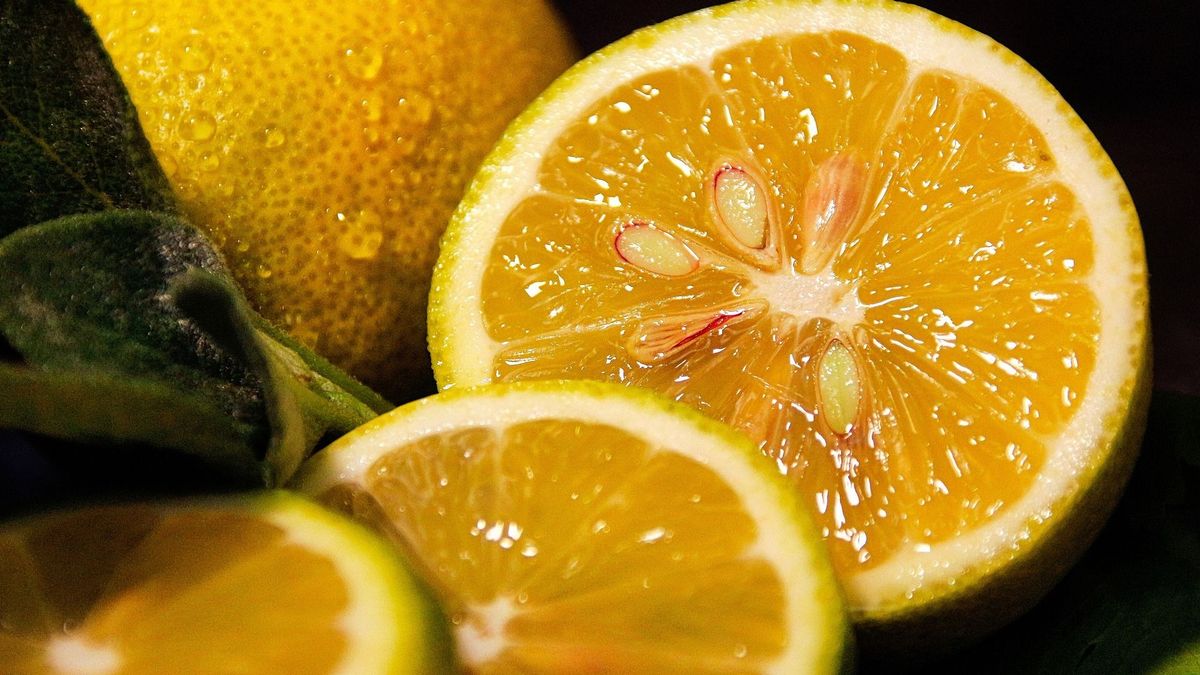 Igaz, hogy a citromlé fogyaszt és fehéríti a fogakat?