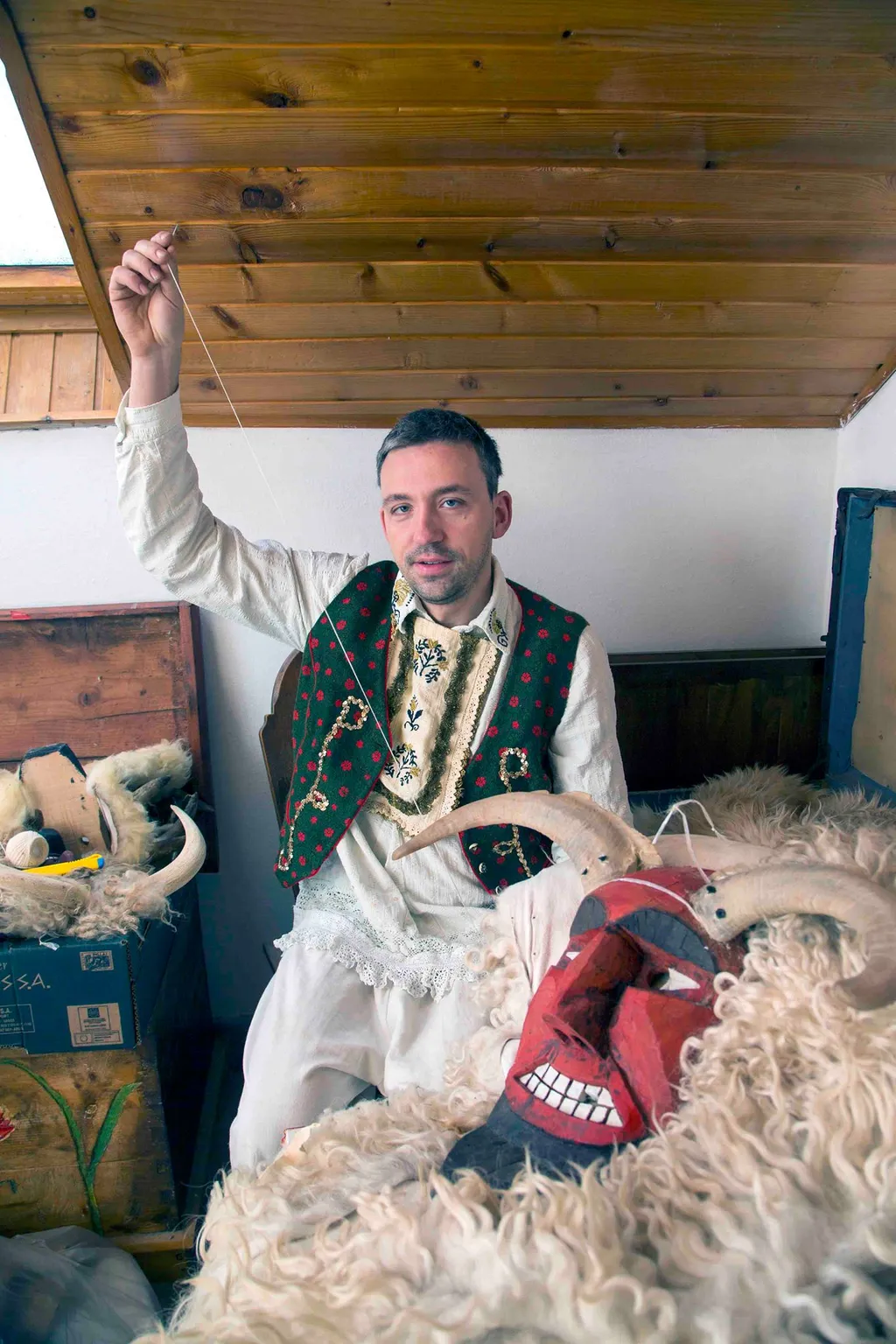 Baráth Gábor fafaragó busómaszkot készít