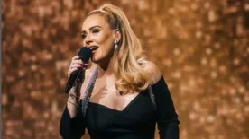 Koncert közben, a színpadon sírta el magát az ismert énekesnő: tragikus, ami történt – videó