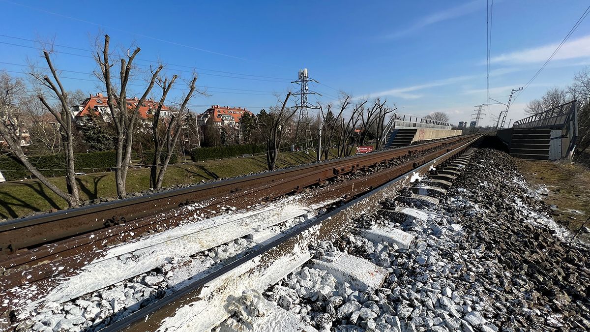 Sokkoló tragédia: vonat elé vetette magát egy fiatal Óbudán