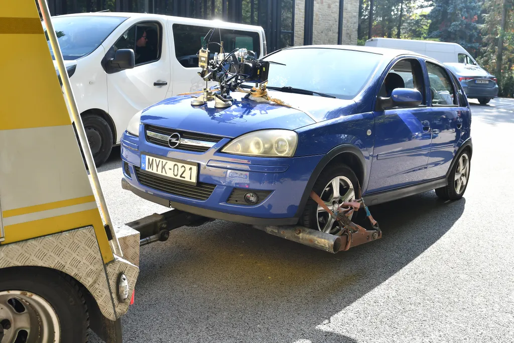 Raja és Tamás fiatalkori csínjeit visszaemlékezések formájában ismerik meg a nézők, ennek fontos eleme volt egy elkötött autó