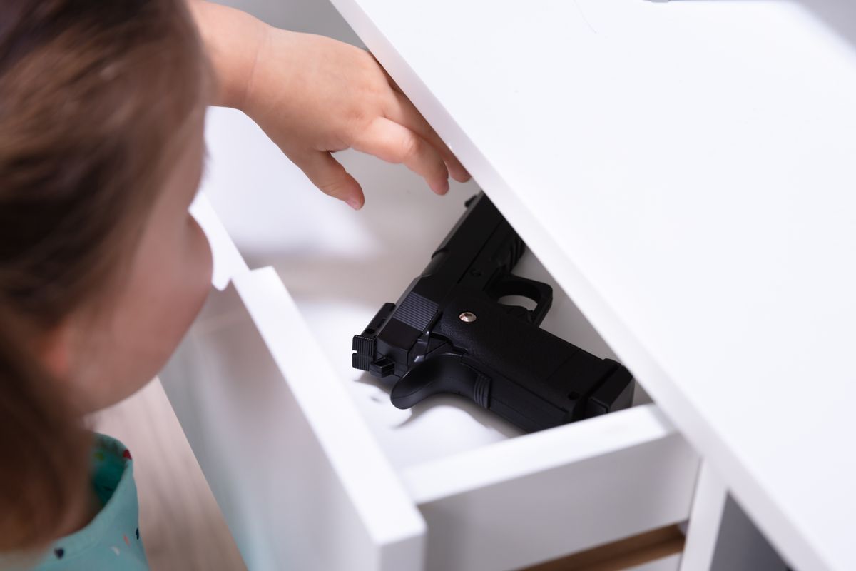 fegyver, pisztoly, lelőtte, kislány, gyerek, Shutterstock illusztráció