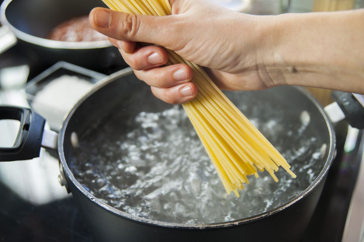 főzés, konyha, tészta, tésztafőzés, spagetti, Shutterstock