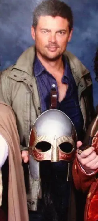 Karl Urban a Gyűrűk Ura sztárja, kezében Zsikla Gergely Sárkánysisakjával