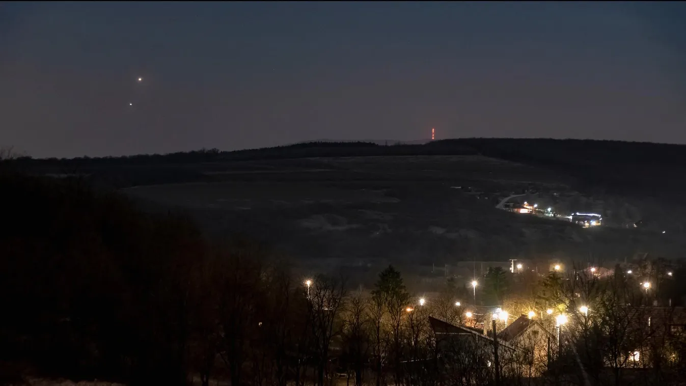 Hazánk legmagasabb tornyát, a Vénuszt és a Jupitert együtt örökítette meg a fotós