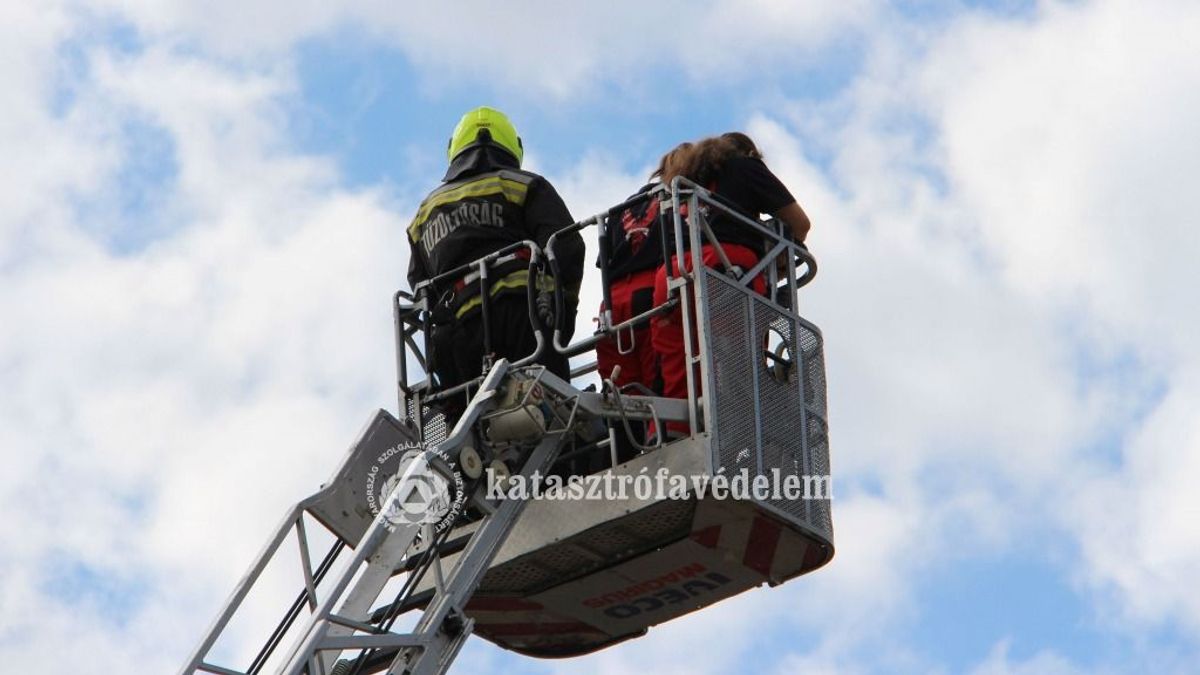 Kiürítették a pécsi sportcsarnokot, több száz gyereket mentettek ki – Videó