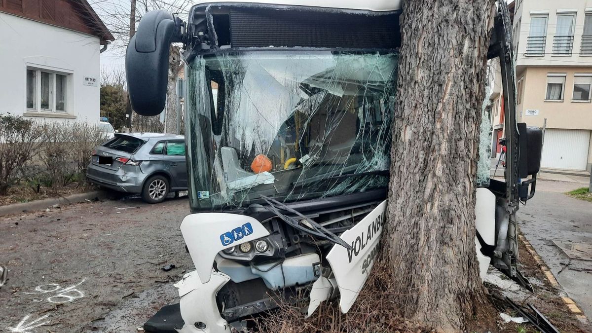 Sokkoló helyszíni fotókat kaptunk a szegedi buszbalesetről – Fotó