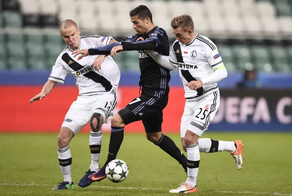 Cristiano Ronaldo és Adam Hlousek