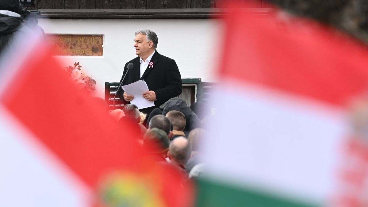 Videón, ahogy Orbán Viktor is énekelte a Kossuth-nótát Kiskőrösön