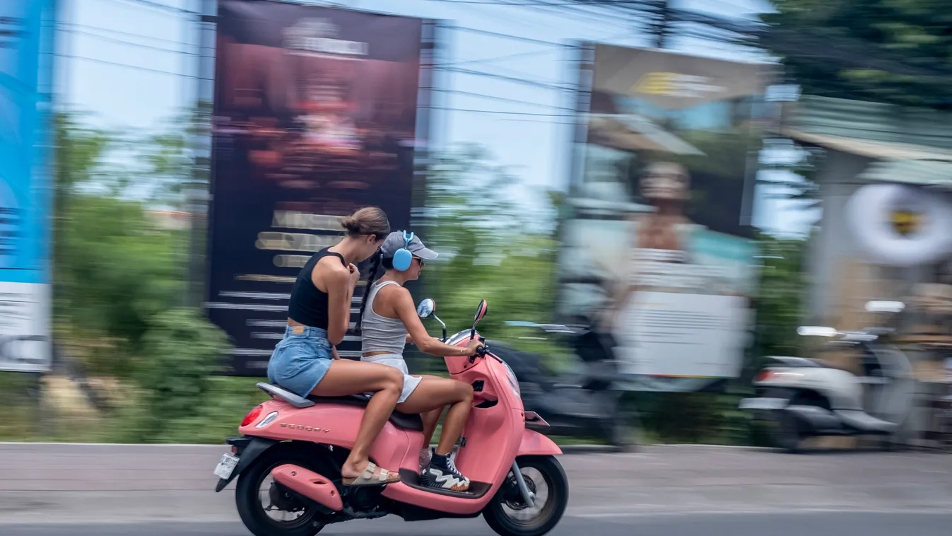 Ing, bukósisak és jogosítvány nélkül motorozgatnak a turisták Balin