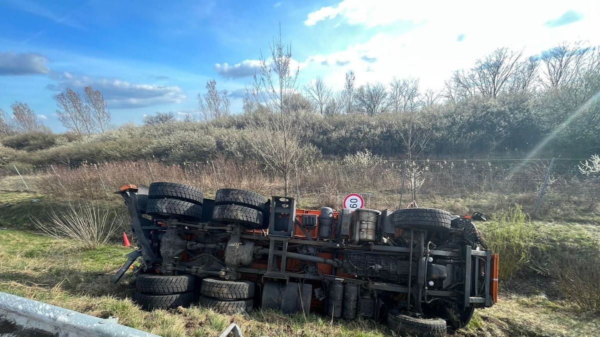 Külföldi kamion rohant bele a Magyar Közút autójába, 41 éves munkatársuk halt meg