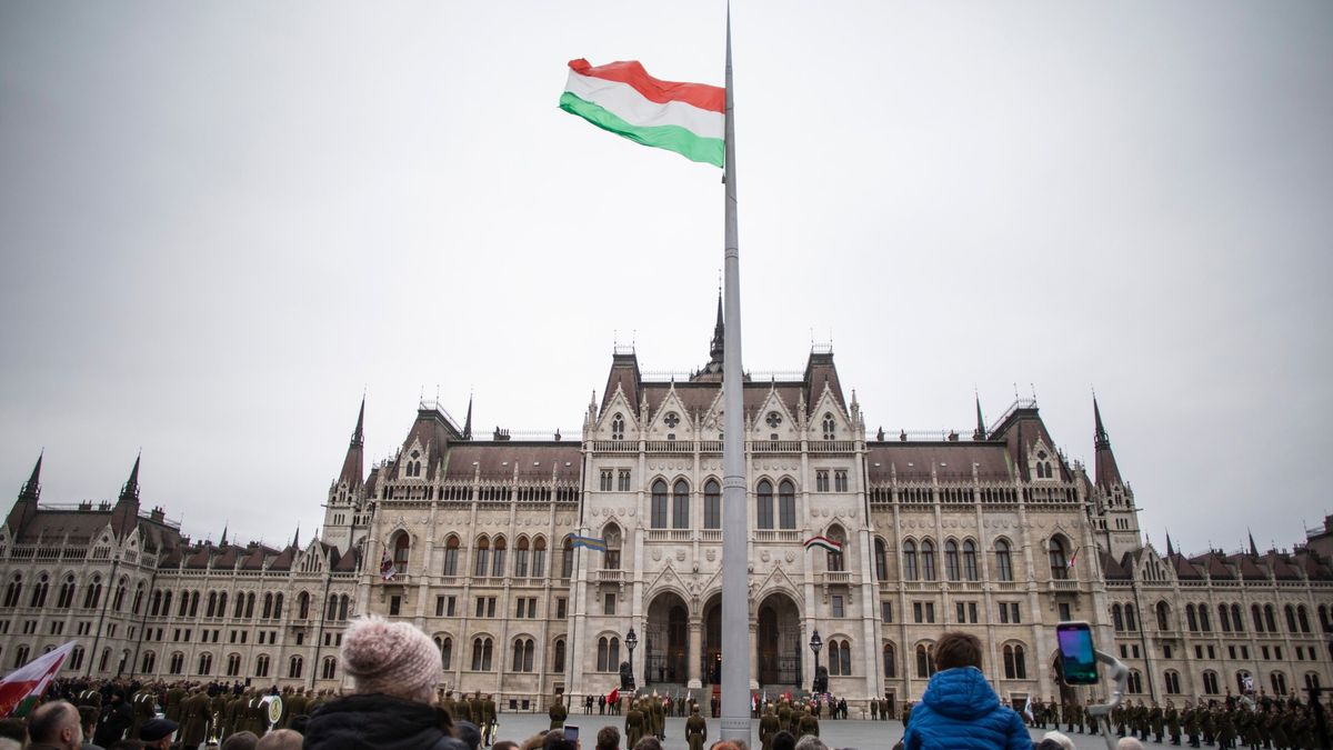 Így vonták fel a nemzeti lobogót az Országház előtt