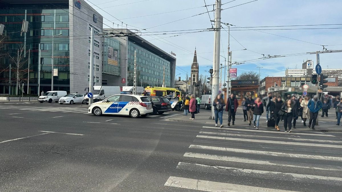 Most kaptuk a hírt: a tömegbe hajtott egy autós a Hungária körúton