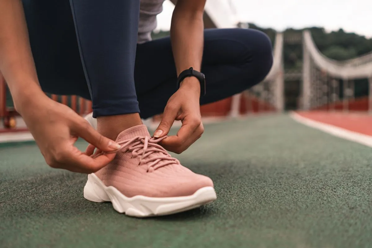 Close,Up,Of,Young,Woman,Getting,Ready,For,Jogging,Outdoors