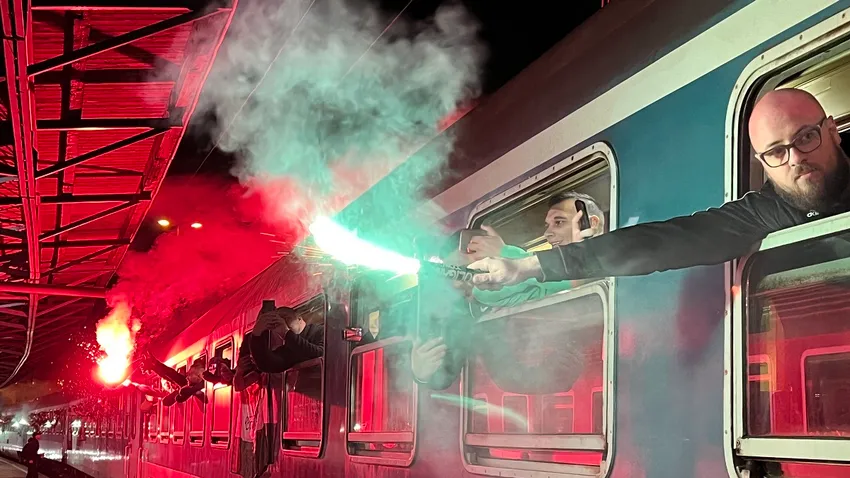 Ferencvárosi focidrukkerek különvonattal utaznak Leverkusenbe