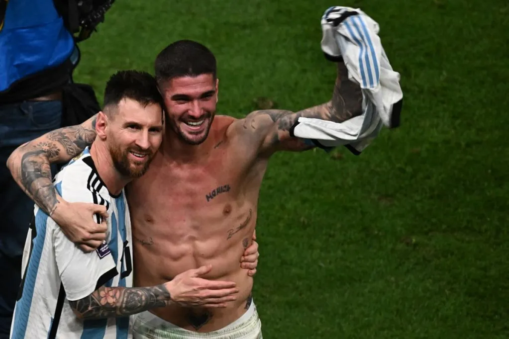 Messi (balra) és De Paul a vb-győzelmük után: csapattársak lehetnek a klubcsapatukban is?