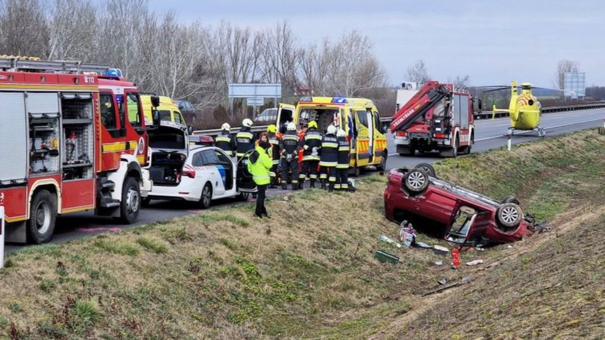 Mentőhelikoptert riasztottak az M5-ösre, árokba borult egy autó - Fotó