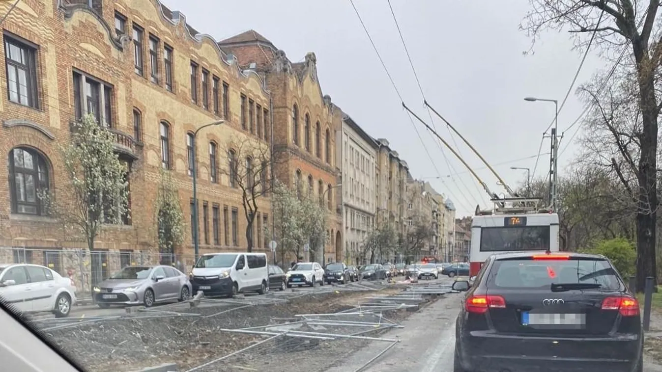 Káosz a belvárosban, az út közepére dőlt egy kerítés - Fotó