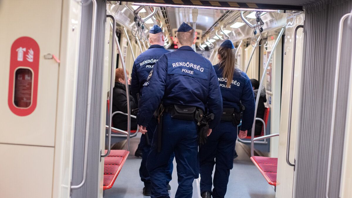 Rendőrök lepték el a 4-es metrót, körözött bűnöző bujkált az utasok között