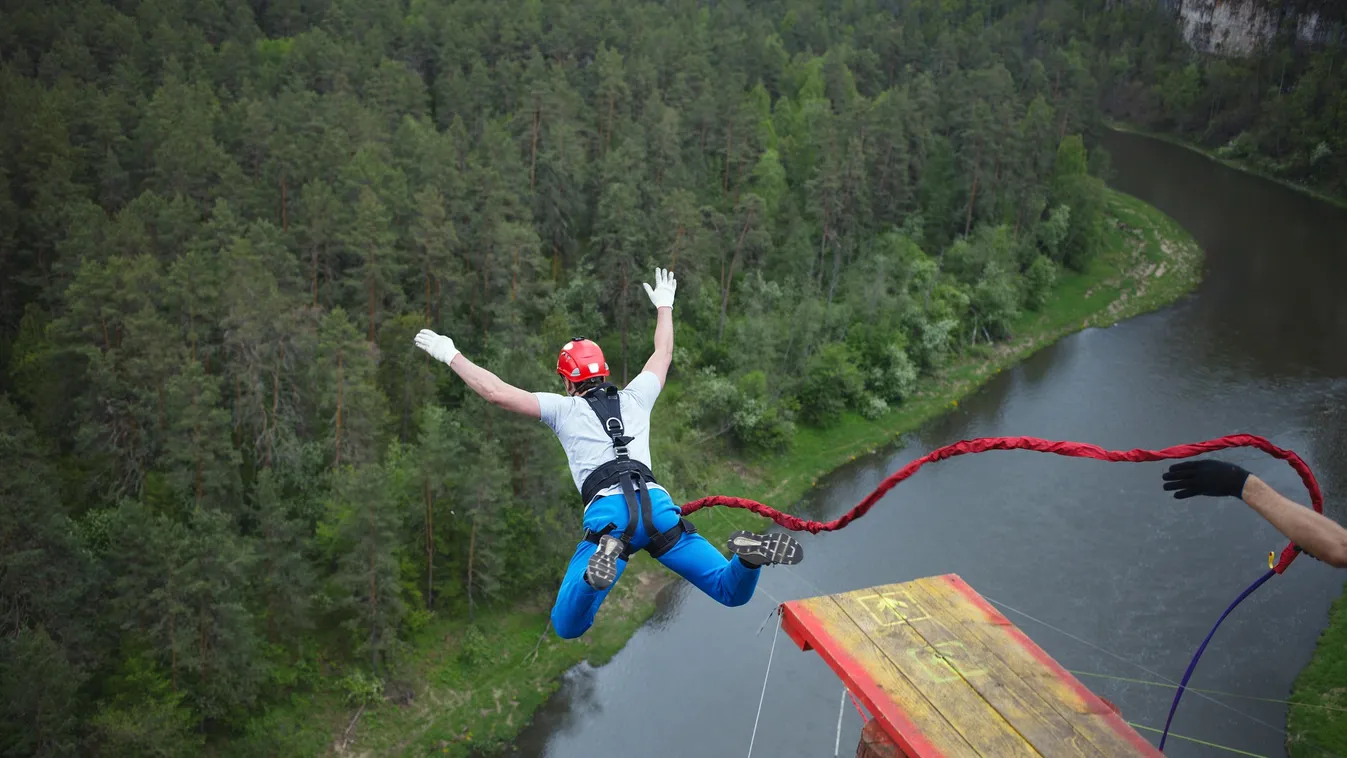 Halálközeli élmény: Egy turista túlélte a bungee jumping zuhanást, miután elszakadt a kötele