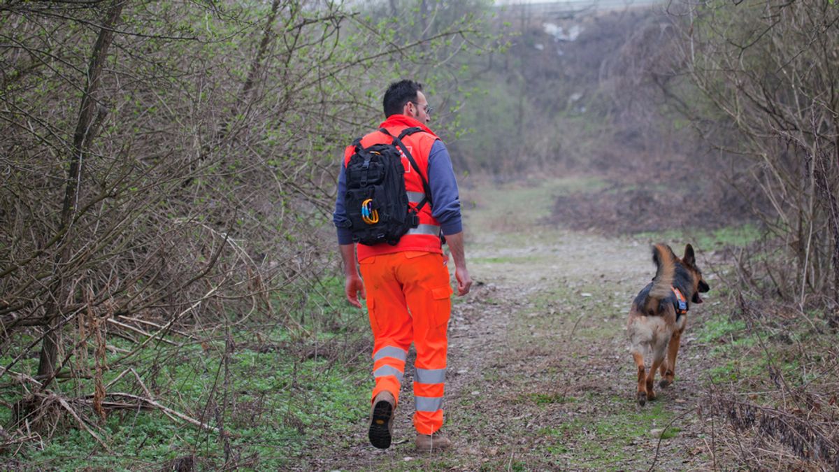 Rendőri kísérettel vitték kórházba a tiszai töltésen megtalált, csuromvizes férfit