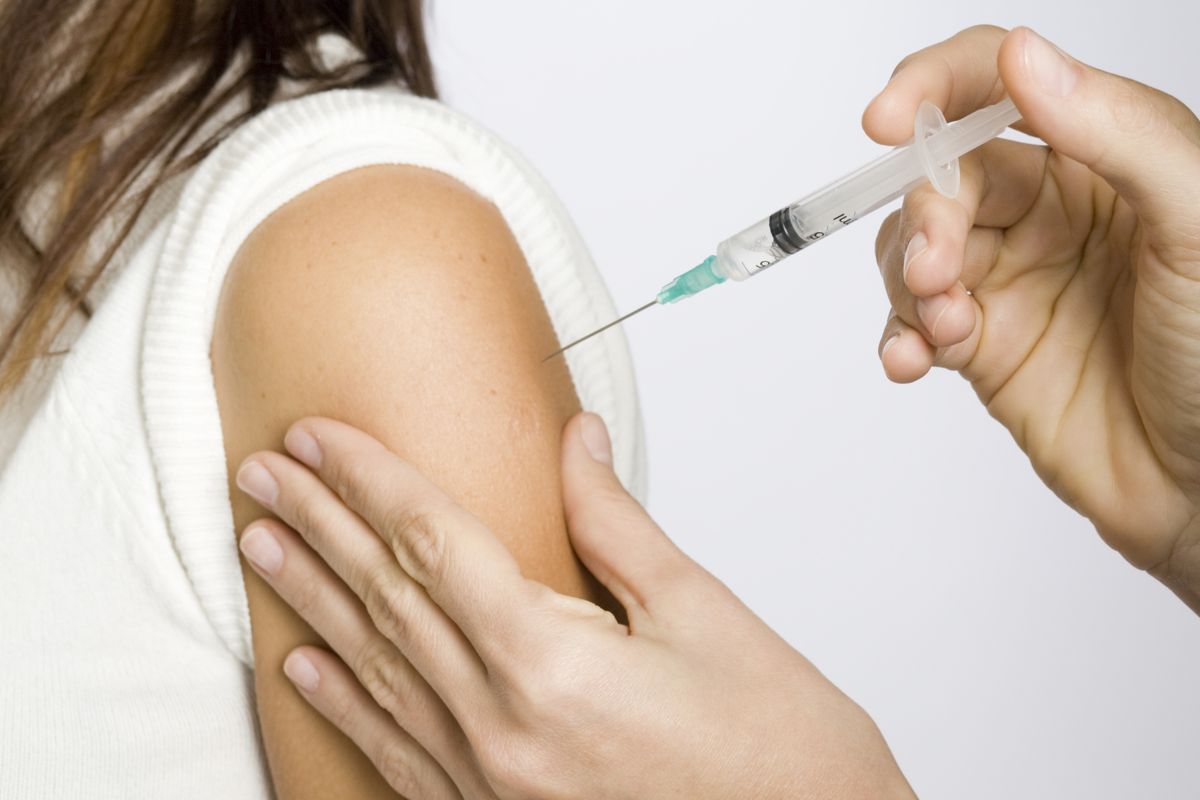 vakcina, oltás, védőoltás, injekció, Shutterstock illusztráció